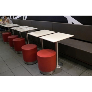 麦当劳矮圆凳搭配靠墙沙发