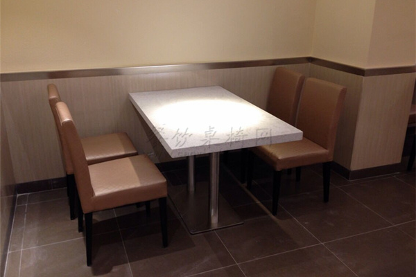 人造石餐桌搭配布纹软包椅