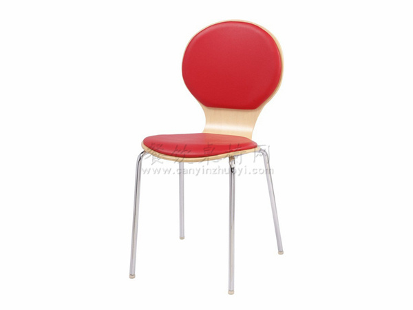 具有中国红色彩的曲木餐椅