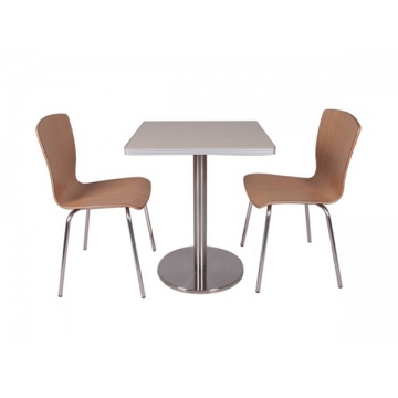 钢木餐桌和钢木椅子的组合