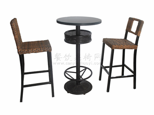 藤艺吧椅搭配人造石吧台桌
