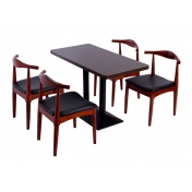 四人位餐桌搭配实木牛角椅