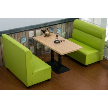 绿色皮革沙发配浅木纹餐桌