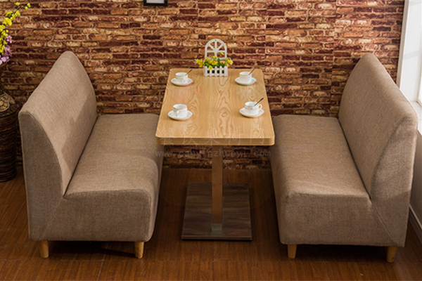 布艺休闲沙发搭配钢木餐桌