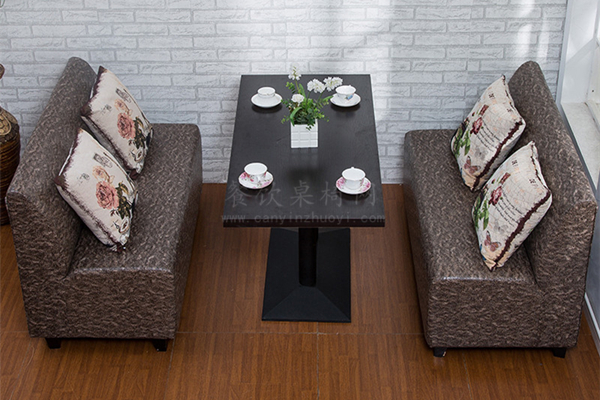 人造石餐桌搭配花纹皮沙发