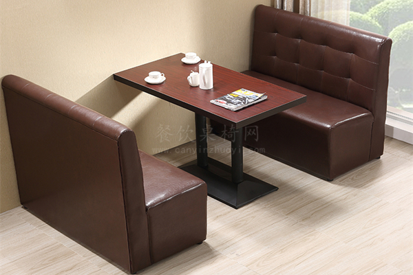 咖啡色皮革沙发和钢木餐桌