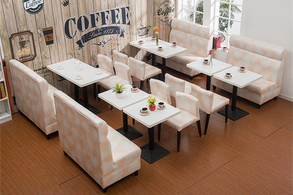 花纹皮革沙发和餐桌椅组合