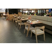 港式茶餐厅靠墙卡座和桌椅