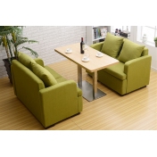绿色布艺扶手沙发配木纹桌
