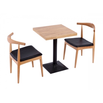宜春钢木餐桌和实木牛角椅