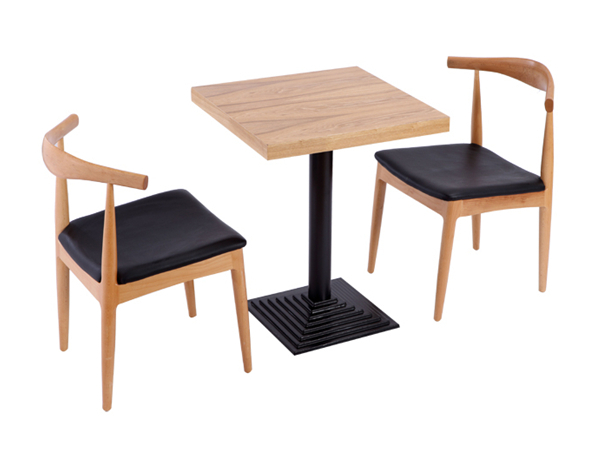 宜春钢木餐桌和实木牛角椅