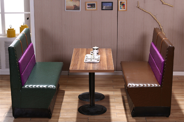 固原钢木餐桌和主题风沙发