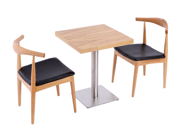 松原钢木餐桌和实木牛角椅