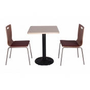 博尔塔拉钢木桌和曲木餐椅
