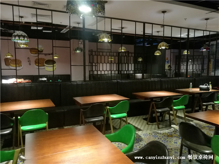 香港风格餐厅靠墙沙发桌椅