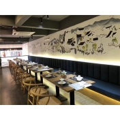 日式料理餐厅靠墙卡座桌椅