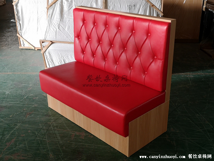 红色皮革木纹板式卡座沙发