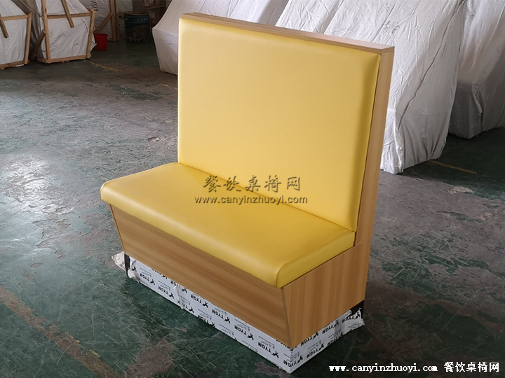 极简主义单面板式卡座沙发