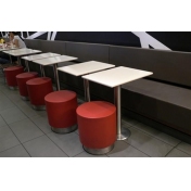 麦当劳矮圆凳搭配靠墙沙发