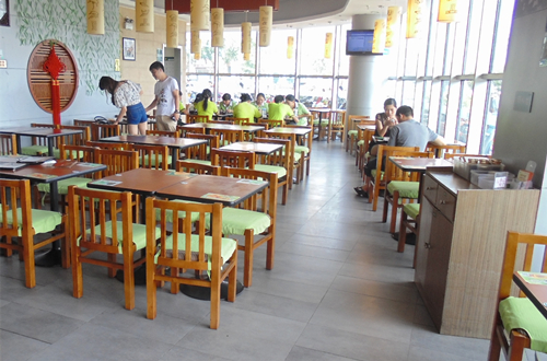 蒙自源老款实木餐桌椅图片