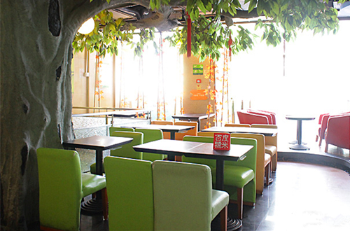 仙踪林使用的餐厅桌椅款式