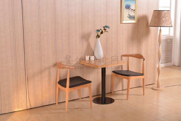 实木餐桌搭配水曲柳牛角椅