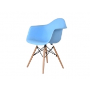 实木脚的蓝色休闲塑料椅子