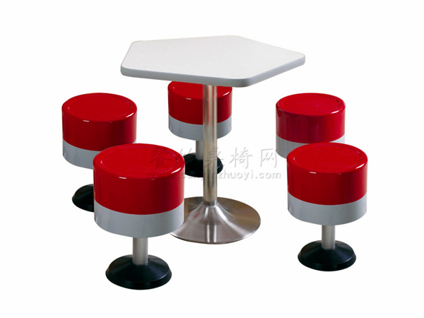 多边形桌子搭配五张矮圆凳