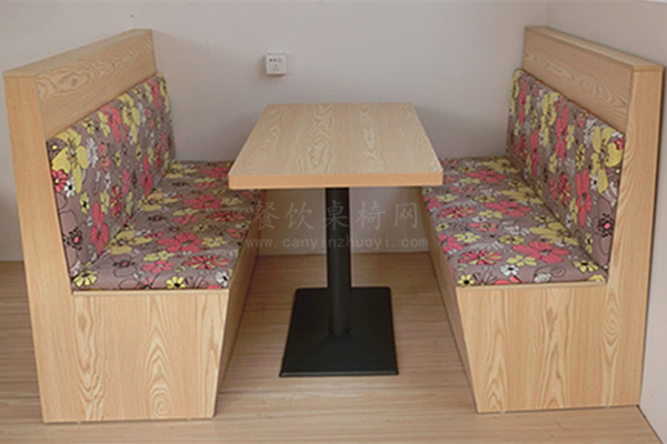 原木色卡座沙发和钢木桌子