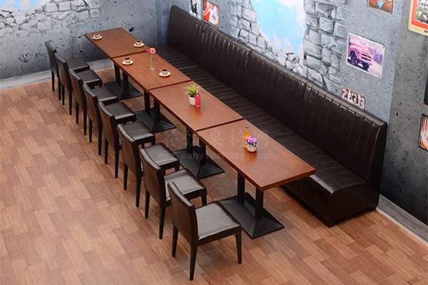 寿司店靠墙卡座沙发和桌椅