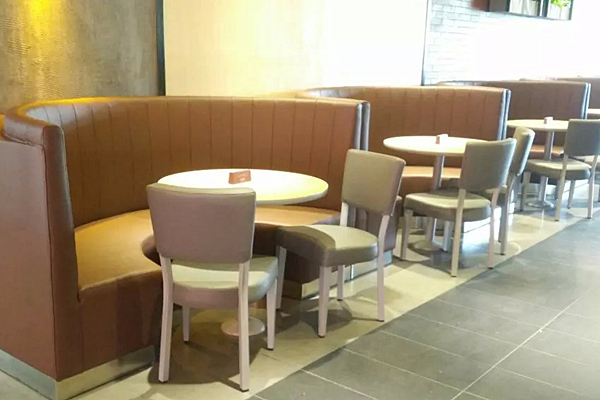 中卫弧形沙发和快餐厅桌椅