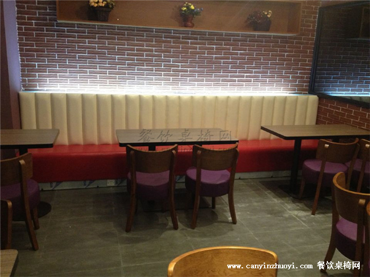 美食店靠墙沙发餐桌椅案例