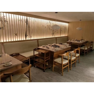 中式连锁火锅店靠墙餐桌椅