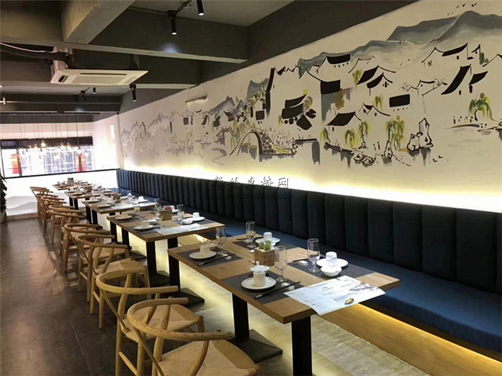 日式料理餐厅靠墙卡座桌椅