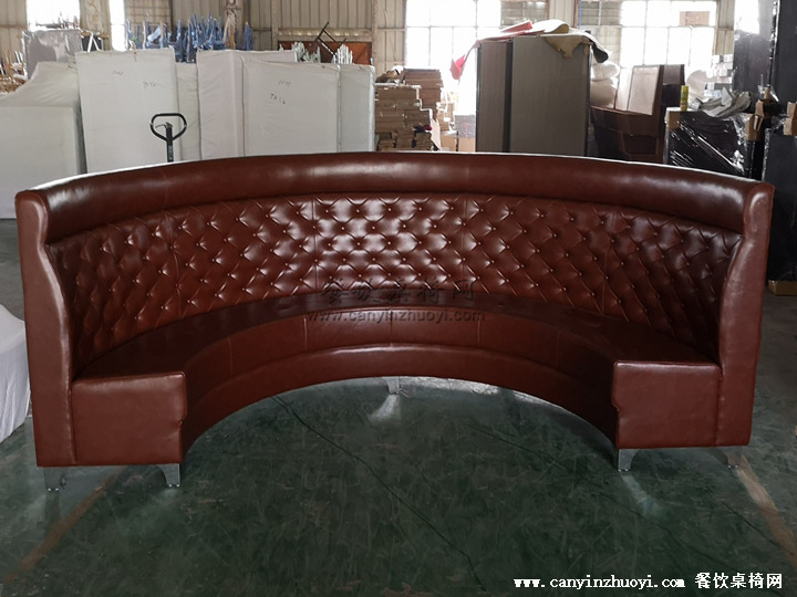 皮革拉扣造型半圆餐厅沙发