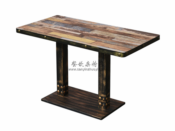 简约工业风烤鱼店钢木桌子